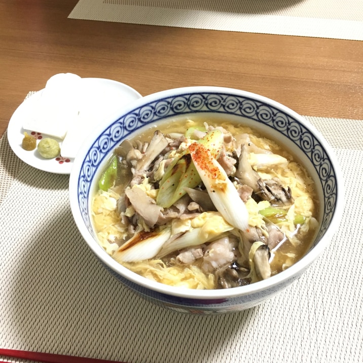 焼きネギと豚バラのかきたまうどん